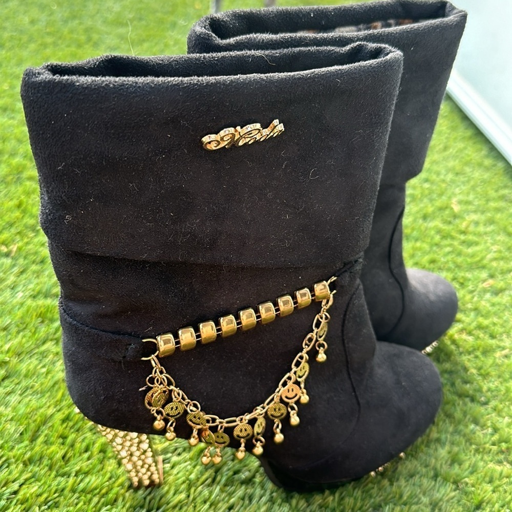 Moda Vida CUOIO studded size 255= 8.5 US/CA White leather3/4 length boot